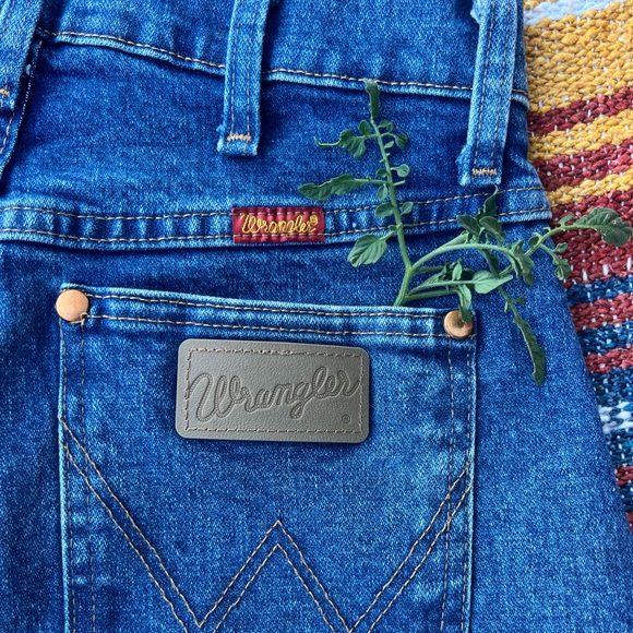 Women's Wrangler’s Relaxed Fit Jeans in Deep Blue - Picture 1 of 6